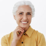 Persona mayor con osteoporosis se ha realizado un tratamiento de implantes dentales en la Clínica Zoco Rivas